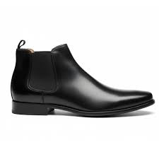leather Chelsea boots, similar in style to those offered by brands like Tommy Hilfiger or Colorado Craftsman.